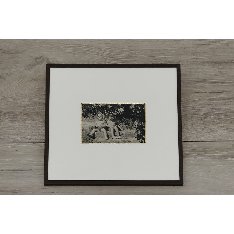 古い白黒写真の額装（座る2人の子供）
